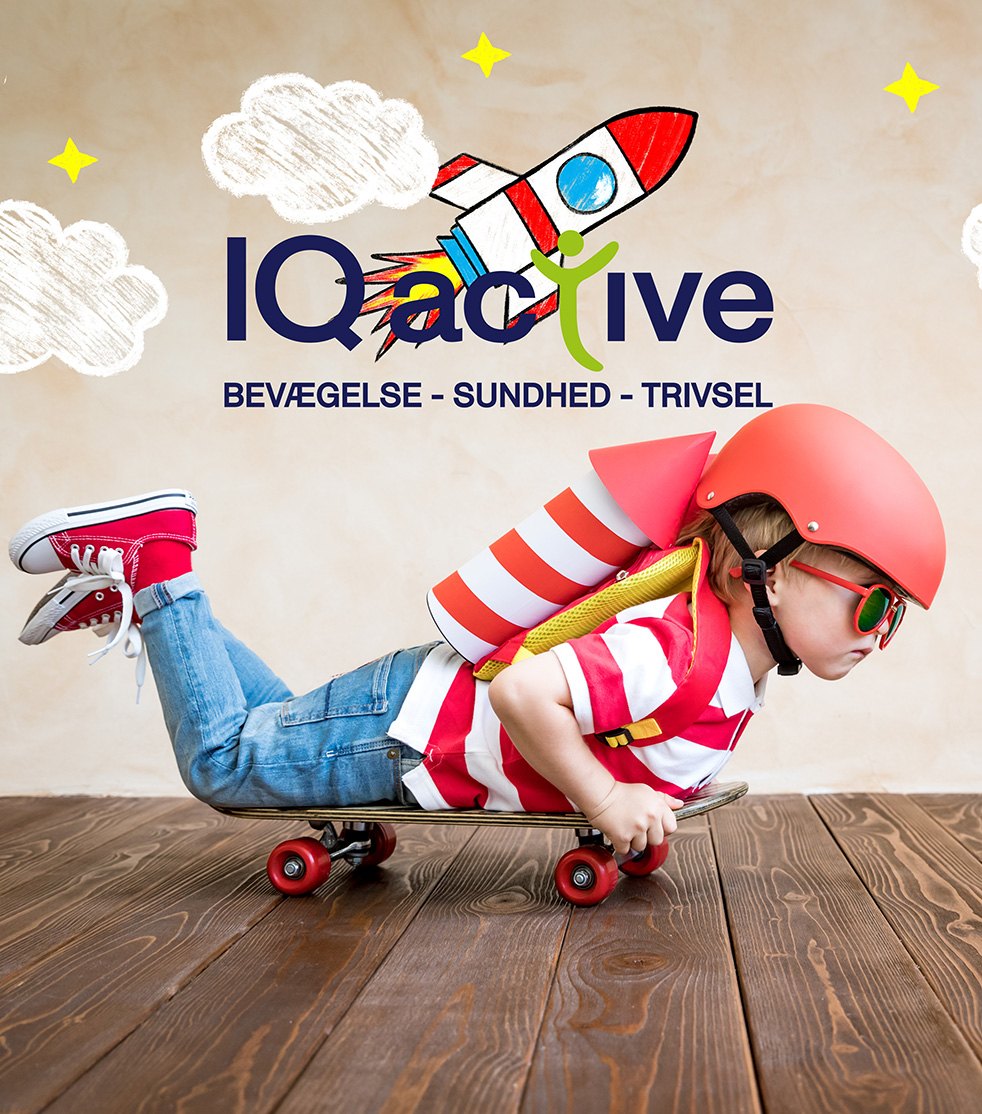 Dreng med cykelhjelm og legetøjsraket på ryggen kører på skateboard under IQ active-logoet